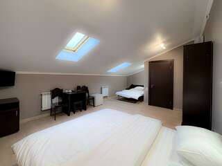 Гостиница Тройка Переславль-Залесский 4-местный номер комфорт стандарт (мансарда)-2