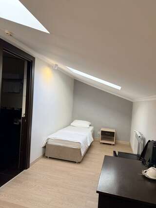 Гостиница Тройка Переславль-Залесский 3-местный номер комфорт стандарт (мансарда)-2